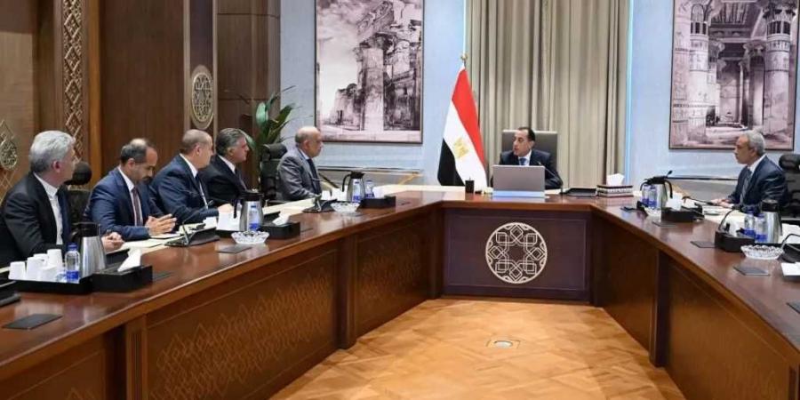 رئيس
      الوزراء
      يتابع
      مستجدات
      الموقف
      التنفيذي
      لمشروعات
      الطاقة
      الجديدة
      والمتجددة