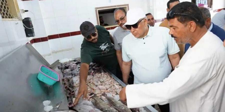 محافظ
      مطروح
      يتفقد
      حلقة
      الأسماك
      بالميناء
      الشرقي
      ويوجه
      بإعلان
      الأسعار
      و
      فق
      حركة
      البيع