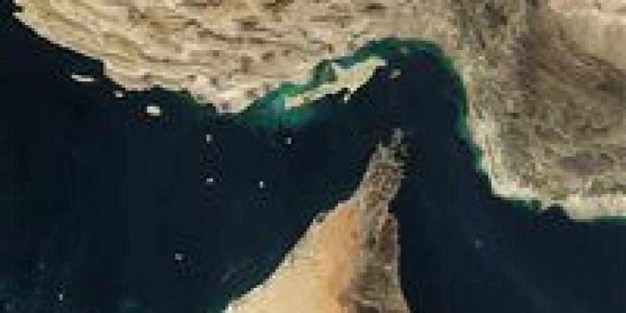 بالبلدي: إيران
      تمنح
      السفن
      حق
      عبور
      مضيق
      هرمز
      لـ
      60
      يومًا
      وتُدين
      التصعيد
      في
      لبنان