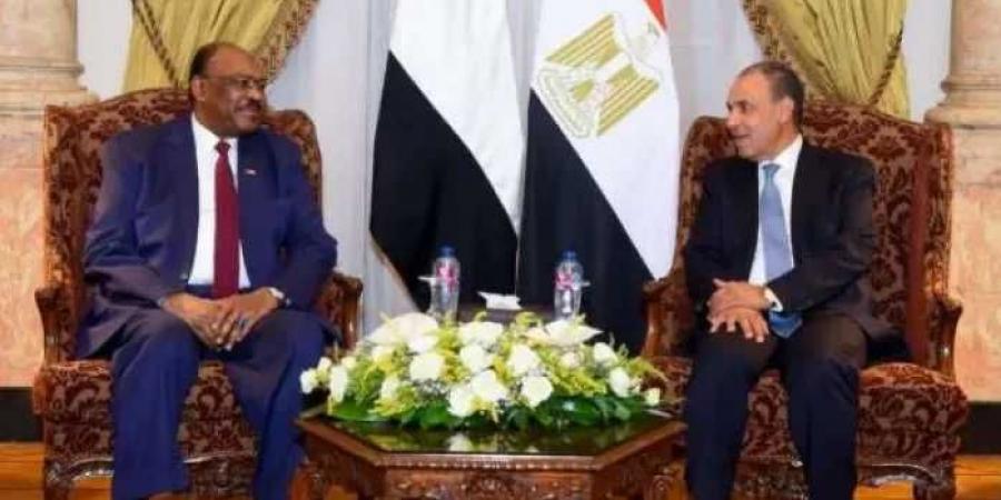 وزير
      الخارجية
      يؤكد
      موقف
      مصر
      الثابت
      الداعم
      لوحدة
      السودان
      وسيادته
      وسلامة
      أراضيه