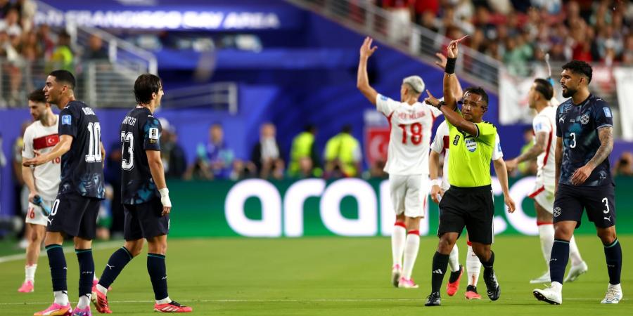 belbalady لقطة مونديالية.. طرد لاعب باراغواي بسبب تغطيته لفمه خلال مشادة مع منافسه
