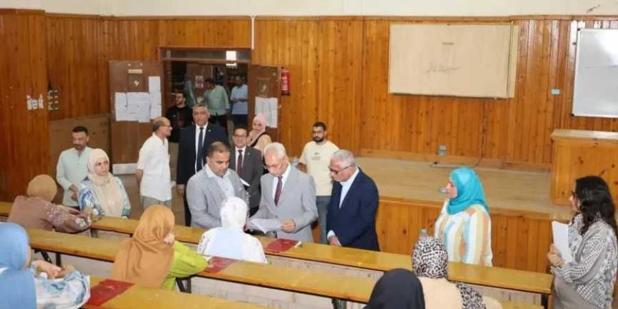 رئيس
      جامعة
      المنيا
      يتفقد
      امتحانات
      كلية
      التربية
      الفنية
      ويؤكد
      الانتهاء
      من
      التصحيح
      خلال
      48
      ساعة