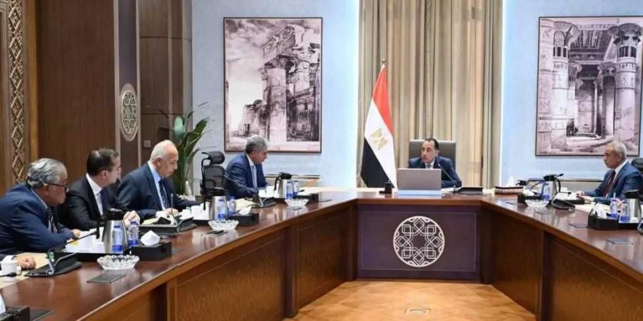 رئيس
      الوزراء
      يبحث
      مع
      ممثلي
      قطاعي
      السياحة
      والطيران
      سبل
      دفع
      الحركة
      السياحية
