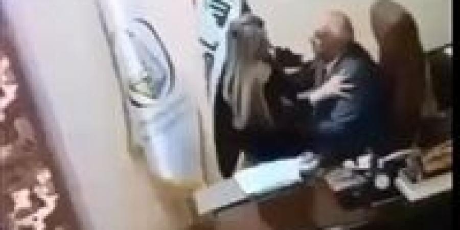 بالبلدي : فيديو
      مدير
      شركة
      النفط
      العراقي
      الفاضح
      مع
      لينا
      السكرتيرة..«مقاطع
      جديدة
      مسربة»