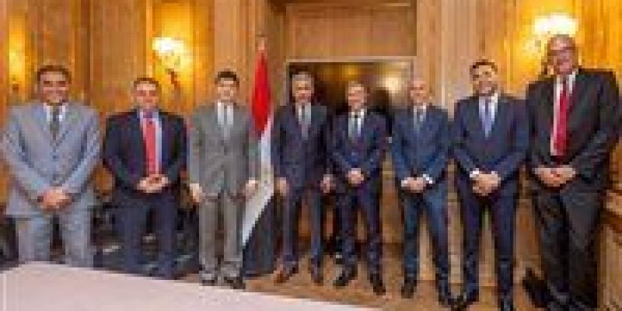 بالبلدي: وزير
      السياحة
      والآثار
      يلتقي
      بمسئولي
      كبار
      منظمي
      الرحلات
      وقيادات
      شركات
      الطيران
      الإيطالية
      لتعزيز
      التعاون