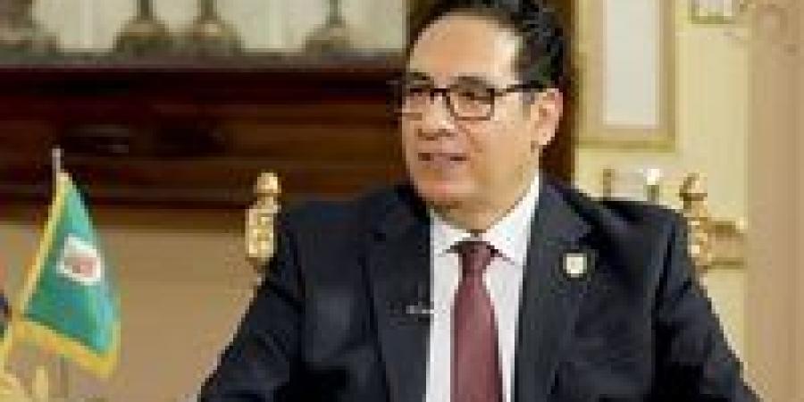 بالبلدي : رئيس
      جامعة
      القاهرة:
      «هجرة
      الأطباء
      نقطة
      قوة..
      وكفاءة
      المصري
      جعلت
      عليه
      طلبا
      في
      الخارج»
