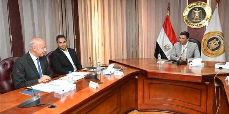 بالبلدي: وزير
      الصناعة
      يدعم
      توطين
      الصناعات
      الكهربائية
      وتعزيز
      المنتج
      المحلي