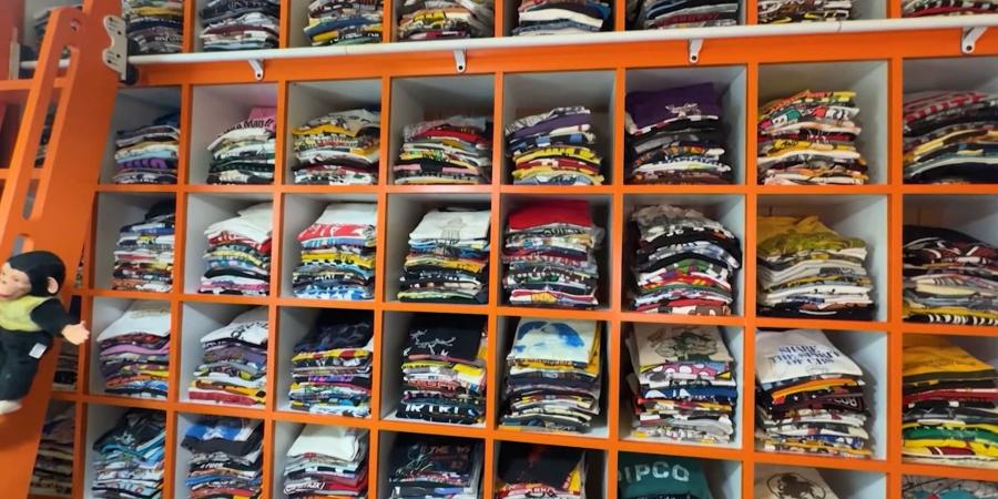 بالبلدي: أكثر من 3000 قميص.. هل يملك هذا الرجل أكبر مجموعة قمصان في العالم؟