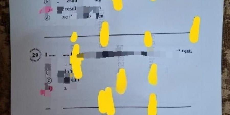بالبلدي: "بيصور
      بمزاج"
      تداول
      امتحان
      اللغة
      الإنجليزية
      لشهادة
      الثانوية
      وسر
      "المفرش
      البنى"
