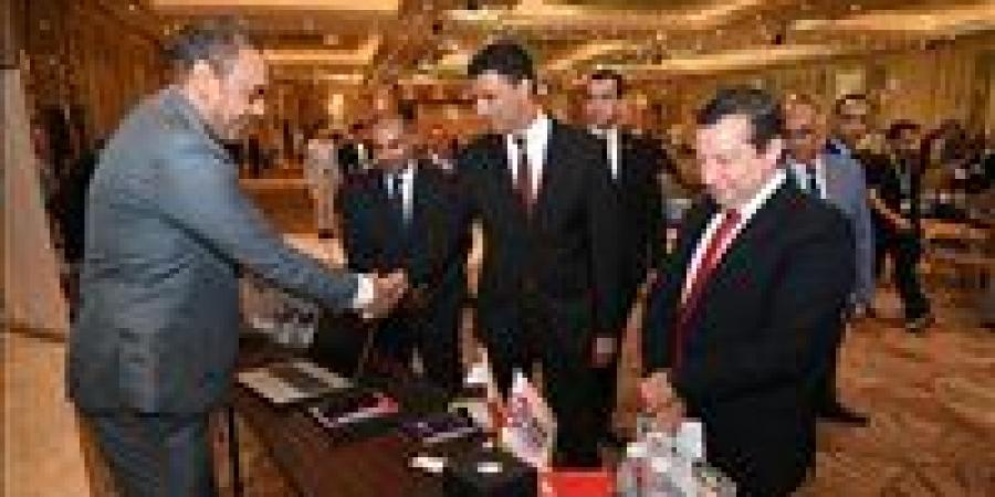 بالبلدي: وزير
      الصناعة
      يفتتح
      معرض
      Egypt
      Power
      Show..
      ويؤكد
      استهداف
      7.5
      مليار
      دولار
      صادرات
      هندسية