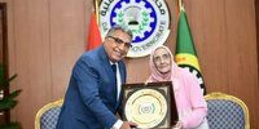بالبلدي: محافظ
      الدقهلية
      يُكرّم
      السيدة
      آمال
      لحصولها
      على
      الدكتوراه
      عن
      عمر
      83
      عامًا
