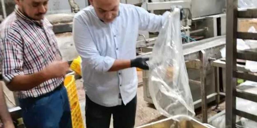الزراعةquot;
      تضبط
      125
      طنًا
      من
      اللحوم
      ومنتجاتها
      المخالفة
      خلال
      يونيو..
      وتحرر
      692
      محضرًا
      بالمحافظات