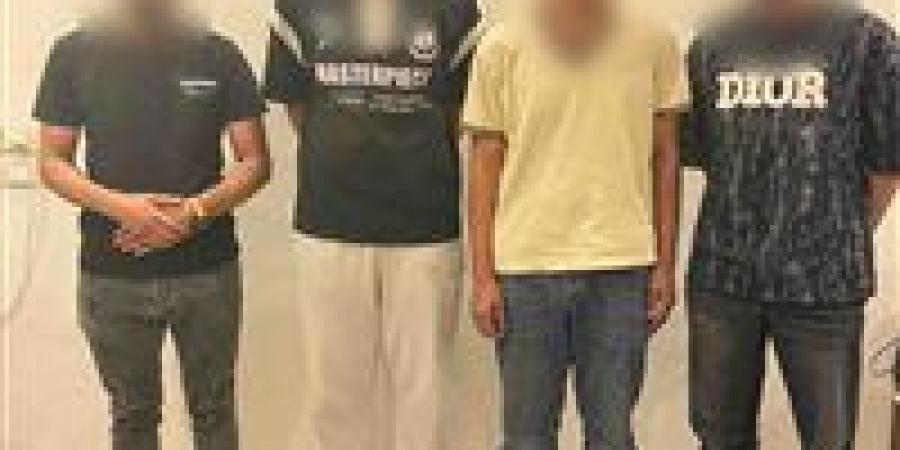 بالبلدي : ضبط
      طالب
      و3
      وسطاء
      يروجون
      لبيع
      سماعات
      الغش
      في
      الامتحانات
      عبر
      مواقع
      التواصل