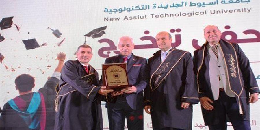 بالبلدي: جامعة
      أسيوط
      التكنولوجية
      تحتفل
      بتخريج
      أول
      دفعة
      وتدعم
      مستقبل
      التعليم
      التطبيقي