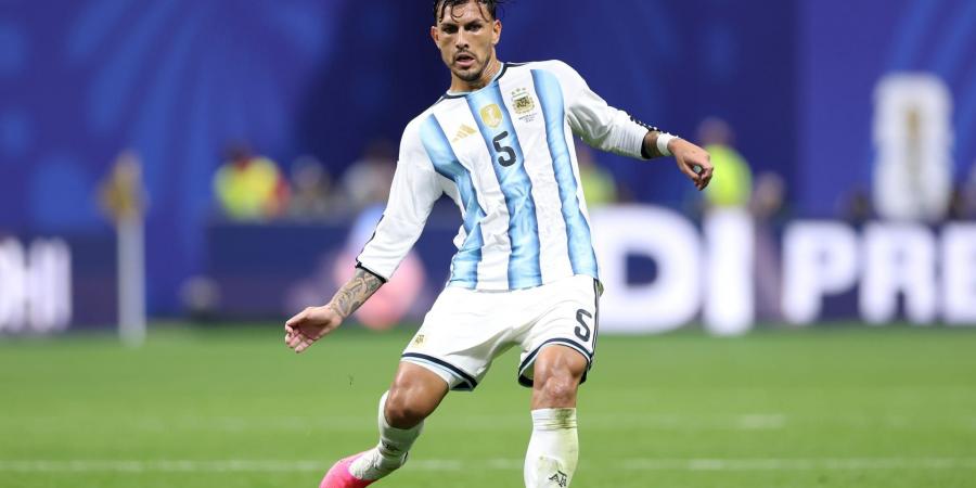 بالبلدي: برسمة لتدخّله أمام عمر مرموش.. عائلة لاعب الأرجنتين تستقبله بعد عودته من المونديال