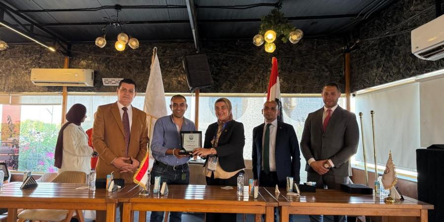 بالبلدي : حزب
      الجبهة
      الوطنية
      بالجيزة
      يكرم
      الصحفي
      ياسر
      جمعة
      لدعمه
      المبادرات
      المجتمعية