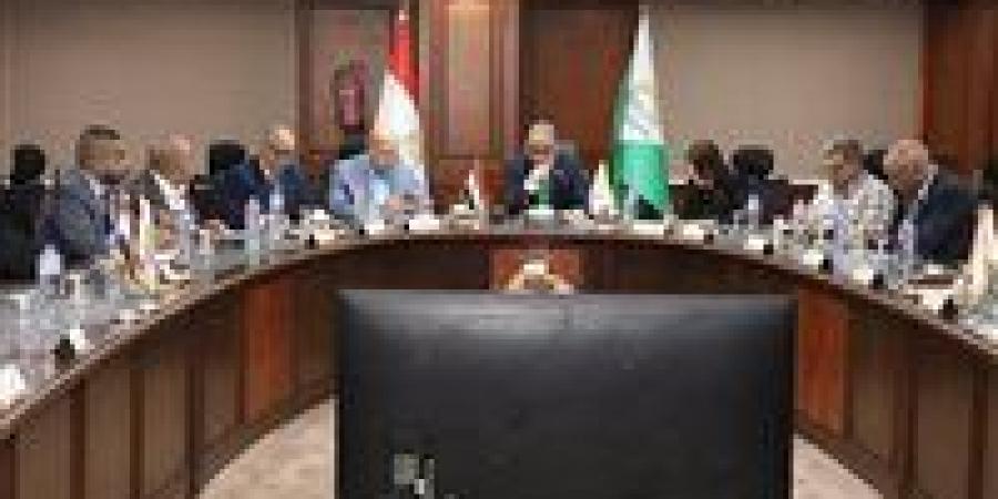 بالبلدي: محافظ
      الجيزة
      يوجه
      بدعم
      مستشفى
      الواحات
      ودراسة
      إنشاء
      إسكان
      اجتماعي
      ومواجهة
      الكلاب
      الضالة