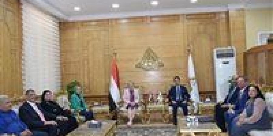 بالبلدي : جامعتا
      بنها
      وكانتربيري
      تبحثان
      تعزيز
      التعاون
      الأكاديمي
      واعتماد
      12
      برنامجًا
      مزدوجا