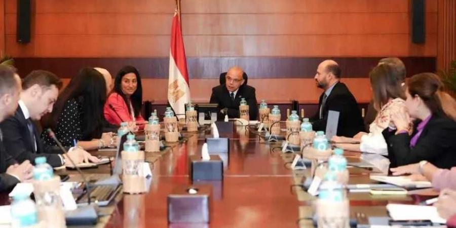 وزير
      الاستثمار
      يبحث
      مع
      تحالف
      «رونيسانس»
      القابضة
      و«حسن
      علام»
      تدشين
      مشروع
      مجمع
      طبي
      في
      مصر