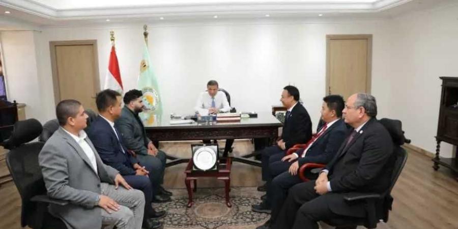وزير
      الزراعة
      يبحث
      مع
      ممثلينيو
      هوب
      الصينية
      التوسع
      في
      الاستثمارات
      وصناعة
      الأعلاف