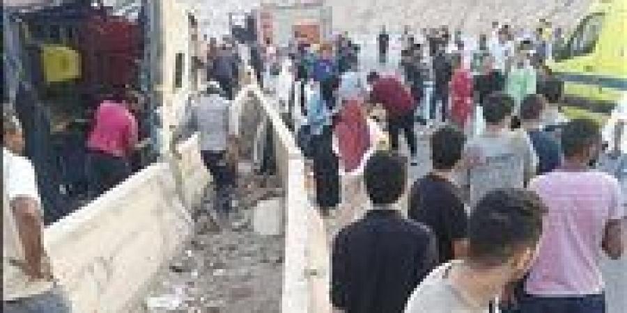 بالبلدي : دماء
      على
      الطريق
      الصحراوي..
      مصرع
      شخصين
      وإصابة
      28
      إثر
      انقلاب
      ربع
      نقل
      بالمنيا