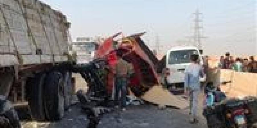 بالبلدي: بينهم
      أطفال..
      مصرع
      وإصابة
      32
      عاملا
      في
      انقلاب
      سيارة
      ربع
      نقل
      بالمنيا