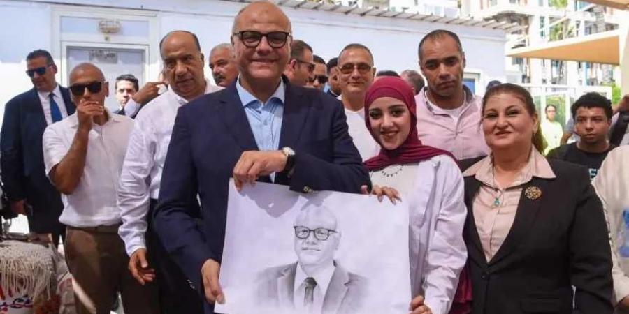 محافظ
      الإسكندرية
      يشهد
      فعاليات
      نادي
      الغوص
      والعروض
      البحرية
      والجوية
      احتفالًا
      بالعيد
      القومي
      ال
      74
      للمحافظة