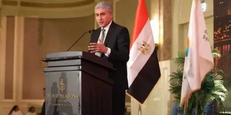 وزير
      السياحة
      يوجه
      بإدراج
      الموقع
      الإلكتروني
      للمتحف
      المصري
      الكبير
      على
      تطبيقات
      شركات
      المحمول
      الأربعة