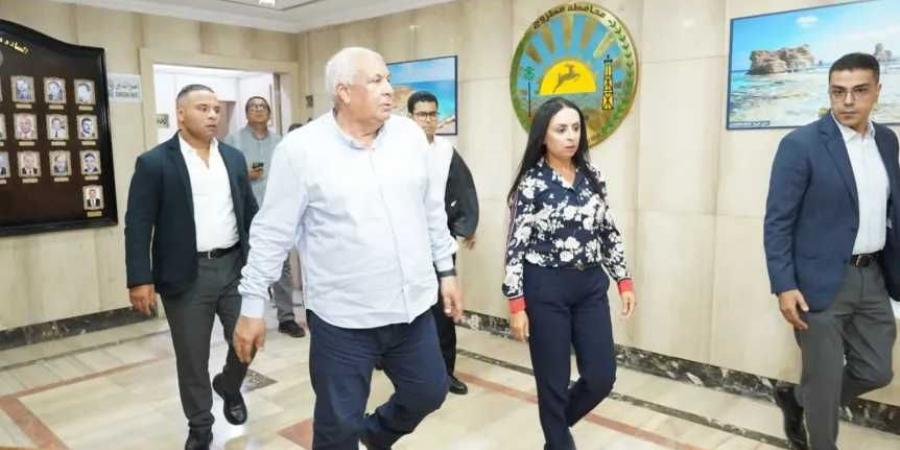 محافظ
      مطروح
      يستقبل
      وزيرة
      التضامن
      الاجتماعي
      بديوان
      عام
      المحافظة