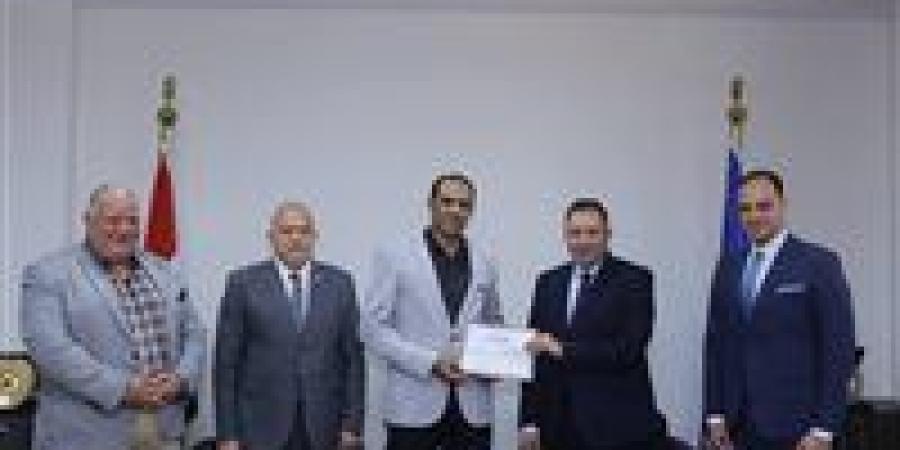 بالبلدي: محافظ
      دمياط
      يكرم
      قيادات
      مدينة
      رأس
      البر
      لجهودهم
      في
      تحسين
      الخدمات
      والانضباط