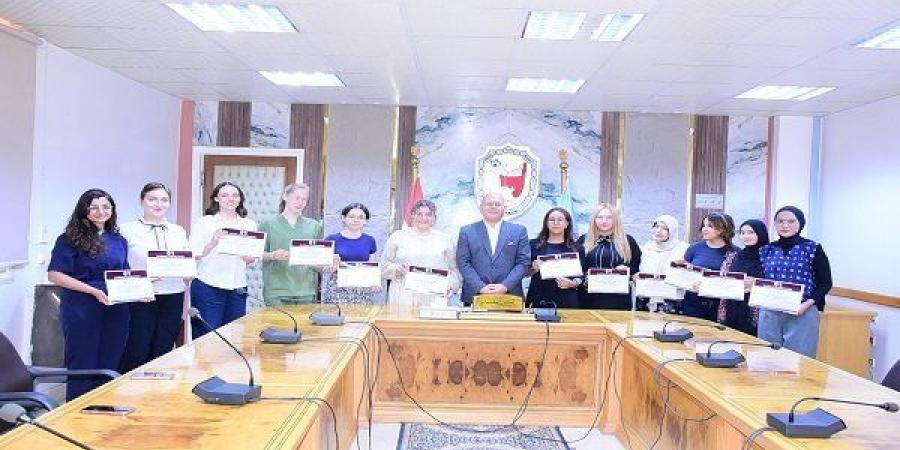 بالبلدي: رئيس
      جامعة
      سوهاج
      يكرّم
      وفود
      10
      دول
      بعد
      نجاح
      برنامج
      التبادل
      الطبي
      الدولي
      والثقافي