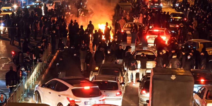 بالبلدي: منظمة حقوقية: إيران تُعدم علناً رجلين وسط تشديد حملتها ضد المعارضين