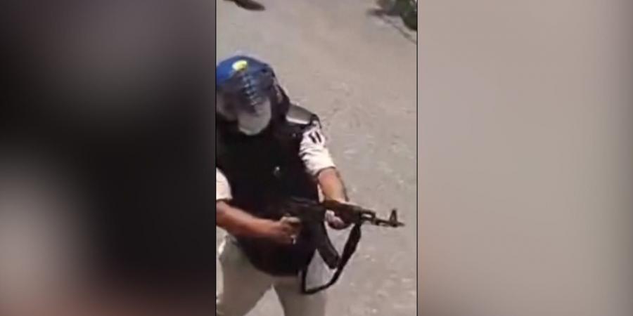 بالبلدي: أثار غضبًا.. إيقاف شرطي هندي عن العمل بعد إطلاق النار على حشد من المتظاهرين