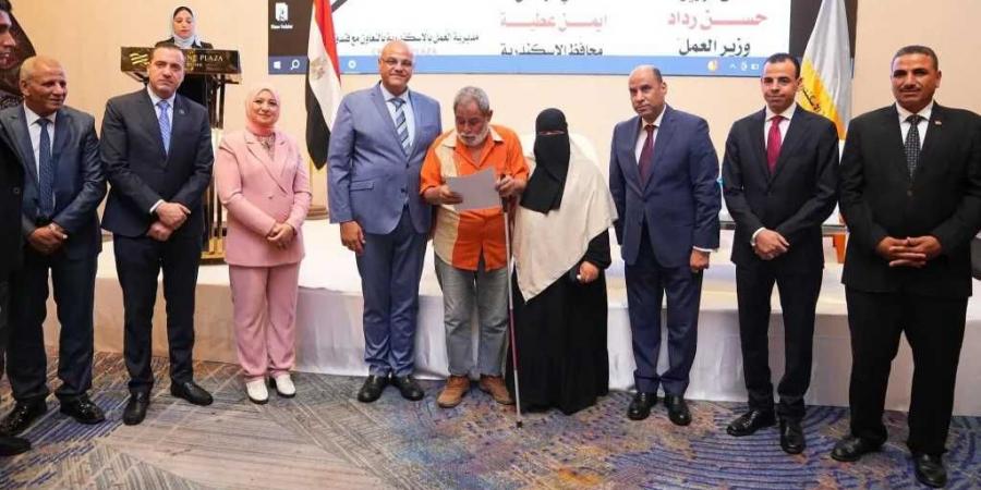 وزير
      العمل
      ومحافظ
      الإسكندرية
      يسلّمان
      عقود
      عمل
      جديد.
      وجوائز
      لخريجي
      التدريب
      المهني