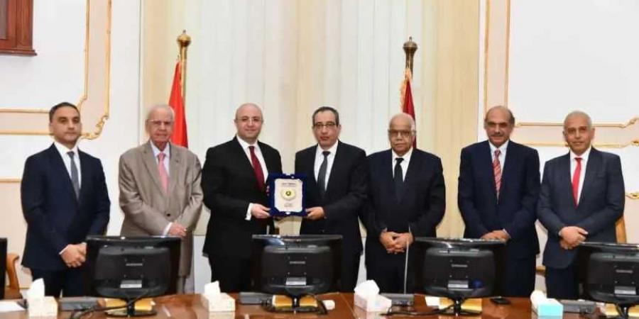 محافظ
      الفيوم
      يمنح
      رئيس
      الجامعة
      السابق
      درع
      المحافظة
      تقديرا
      لمسيرته
      وإنجازاته