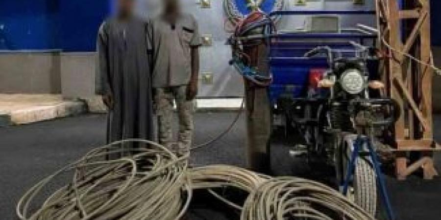 بالبلدي: الداخلية
      تضبط
      المتهمين
      بسرقة
      أسلاك
      من
      أعمدة
      الكهرباء
      في
      دار
      السلام
      بسوهاج